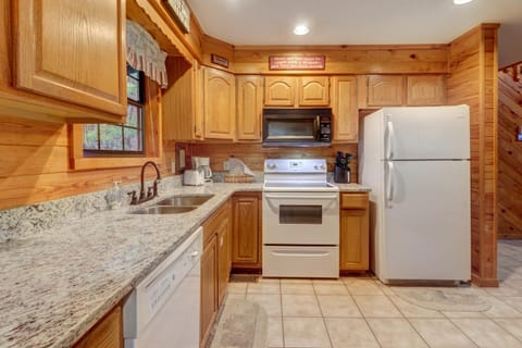 Homey Cabin Sleeps 8 Hot Tub Fireplace Pool table Cabin in Sevier County