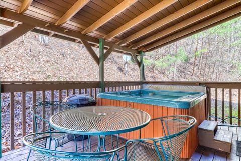 Homey Cabin Sleeps 8 Hot Tub Fireplace Pool table Cabin in Sevier County
