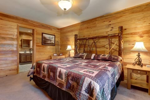 Homey Cabin Sleeps 8 Hot Tub Fireplace Pool table Cabin in Sevier County