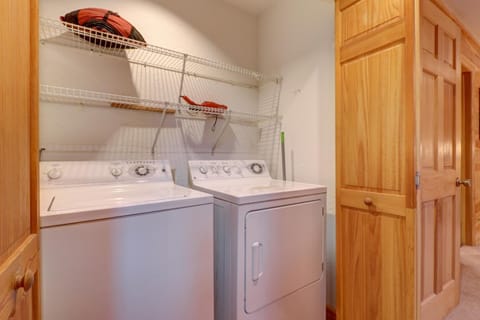 Homey Cabin Sleeps 8 Hot Tub Fireplace Pool table Cabin in Sevier County