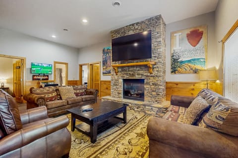 Luxe Cabin Sleeps 18 Hot Tub Deck Panoramic Views Cabin in Sevier County