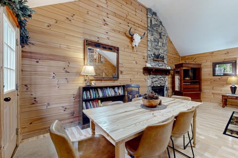 Serene Cabin Sleeps 6 Fire Pit Porch Hot Tub Cabin in Great Smoky Mountains