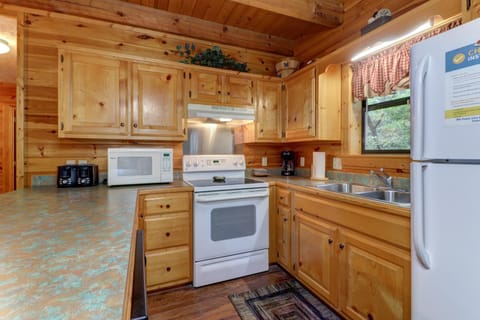 Creekside Cabin Sleeps 8 Hot Tub Foosball Cabin in Sevier County