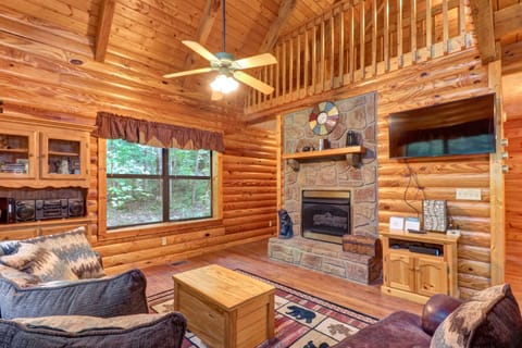 Creekside Cabin Sleeps 8 Hot Tub Foosball Cabin in Sevier County