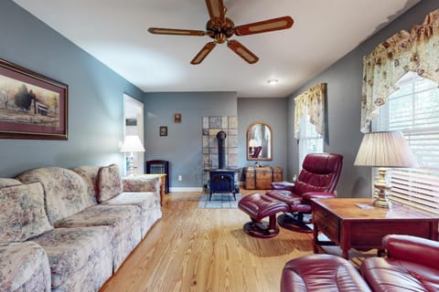 Serene Home Near Douglas Lake Yard Games Grill House in Sevierville