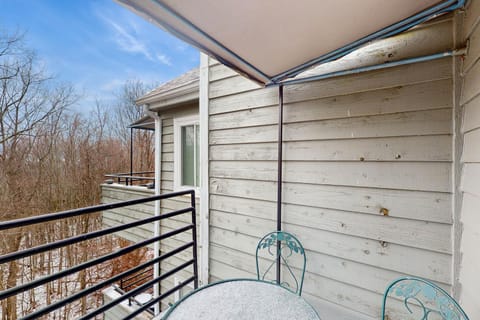 Lovely Studio Sleeps 6 Mtn Views Deck Fireplace House in Gatlinburg
