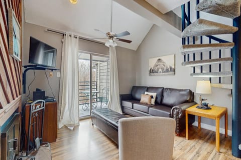 Lovely Studio Sleeps 6 Mtn Views Deck Fireplace House in Gatlinburg