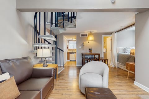 Lovely Studio Sleeps 6 Mtn Views Deck Fireplace House in Gatlinburg