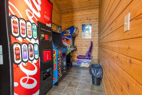 Cheerful Condo Sleeps 6 Near Gatlinburg Hot Tub House in Gatlinburg