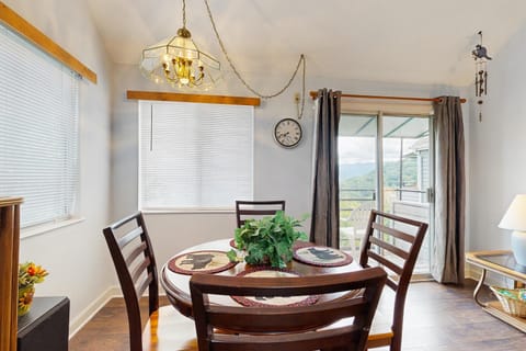 Cheerful Condo Sleeps 6 Near Gatlinburg Hot Tub House in Gatlinburg