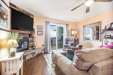 Condo w free attraction tickets fireplace & views -close to skiing & downtown House in Gatlinburg