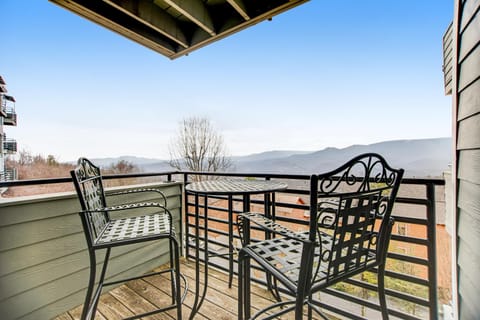 Condo w free attraction tickets fireplace & views -close to skiing & downtown House in Gatlinburg