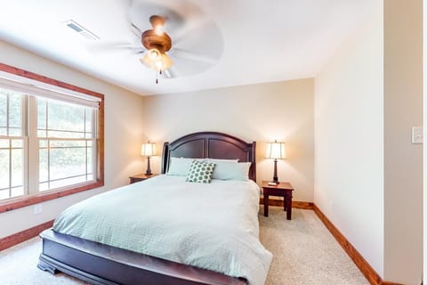 Lakefront Retreat Sleeps 6 Fireplace Boat Slip House in Norris Lake