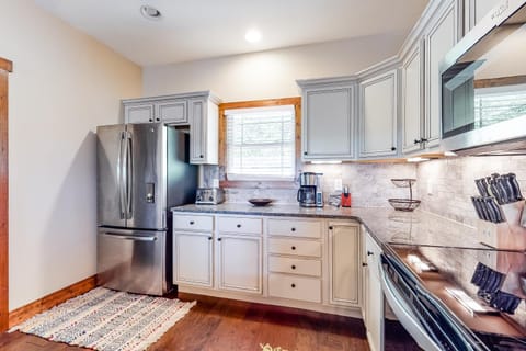 Lakefront Retreat Sleeps 6 Fireplace Boat Slip House in Norris Lake