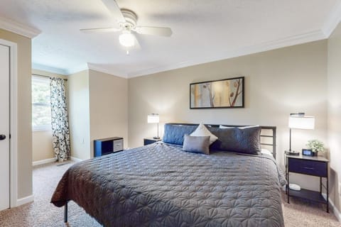 Lovely Lakefront Home Sleeps 6 Firepit Dock Grill House in Norris Lake