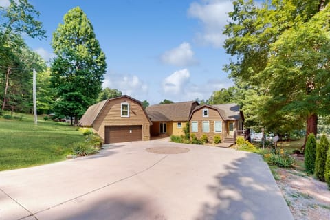 Lovely Lakefront Home Sleeps 6 Firepit Dock Grill House in Norris Lake