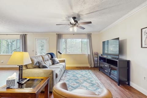 Cozy Lake Duplex Sleeps 5 Games Dog-friendly House in Caryville