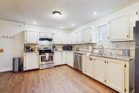 Cozy Lake Duplex Sleeps 5 Games Dog-friendly House in Caryville