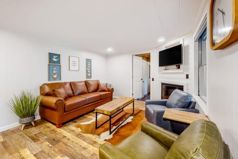 Charming Mtn View Cabin Sleeps 8 Spacious Deck Cabin in Townsend