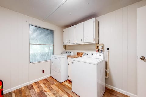 Charming Mtn View Cabin Sleeps 8 Spacious Deck Cabin in Townsend