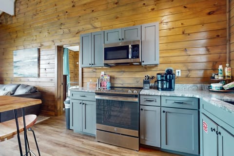 Lake View Cabin Sleeps 8 Hot Tub Rocking Chairs Cabin in Douglas Lake