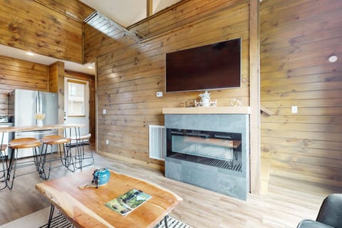 Lake View Cabin Sleeps 8 Hot Tub Rocking Chairs Cabin in Douglas Lake