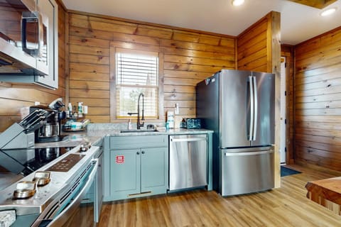 Lake View Cabin Sleeps 8 Hot Tub Rocking Chairs Cabin in Douglas Lake