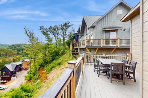 Lake View Cabin Sleeps 8 Hot Tub Rocking Chairs Cabin in Douglas Lake