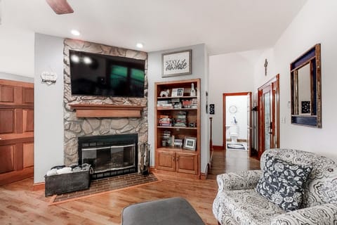 Lakefront Retreat Sleeps 16 Dock Boat Slips Grill House in Norris Lake