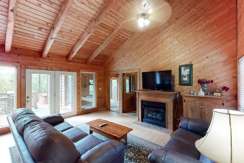 Vibrant Cabin Sleeps 8 Games Hot Tub Home Theater Cabin in Pigeon Forge