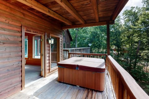 Vibrant Cabin Sleeps 8 Games Hot Tub Home Theater Cabin in Pigeon Forge