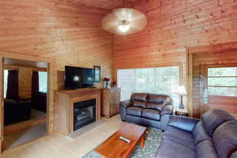 Vibrant Cabin Sleeps 8 Games Hot Tub Home Theater Cabin in Pigeon Forge