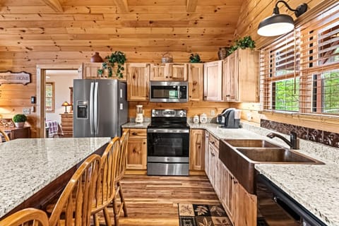 Cabin Views Sleeps 12 Foosball Theater Putt-putt Cabin in Sevier County