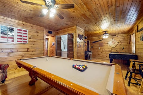 Cozy Wooded Cabin Game Room Hot Tub Large Deck Cabin in Gatlinburg