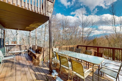 Cozy Wooded Cabin Game Room Hot Tub Large Deck Cabin in Gatlinburg