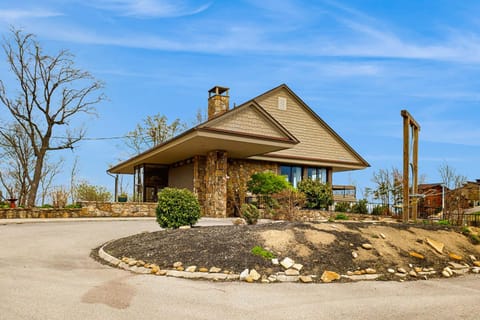 Cozy Wooded Cabin Game Room Hot Tub Large Deck Cabin in Gatlinburg