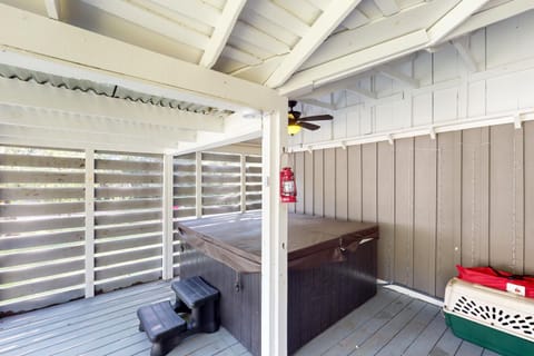 Classic farmhouse-style home w front porch hot tub & free attraction tickets House in Sevier County