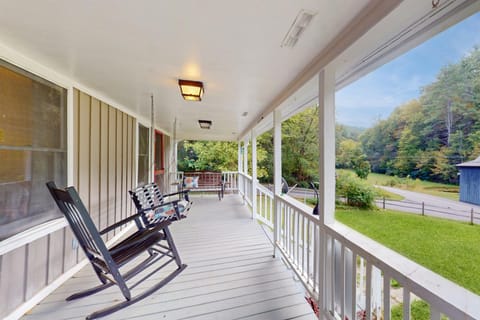 Classic farmhouse-style home w front porch hot tub & free attraction tickets House in Sevier County