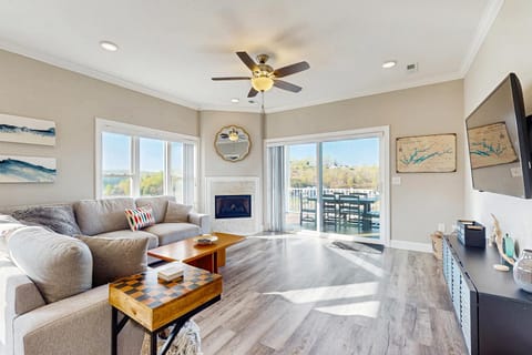 Lake View Cabin Sleeps 10 Pool Golf Marina Access Cabin in Norris Lake