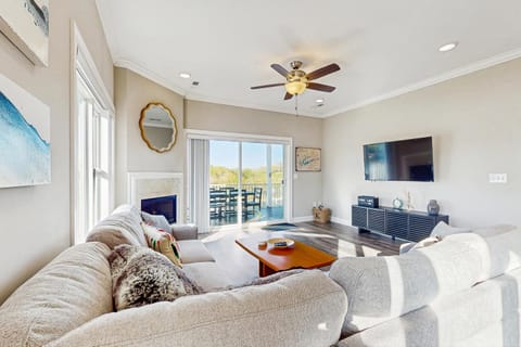 Lake View Cabin Sleeps 10 Pool Golf Marina Access Cabin in Norris Lake