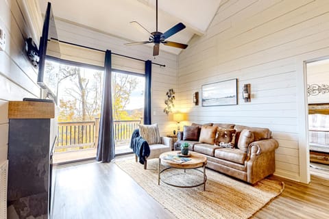 New Cabin Overlooking Douglas Lake Hot Tub Cabin in Douglas Lake
