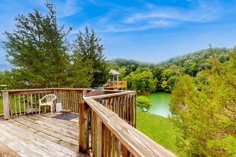 Stunning Lakefront Home Dock Fire Pit Pool table House in Sevierville