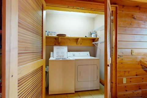 Mtn View Cabin Sleeps 12 Game Room Hot Tub Pool Cabin in Sevier County