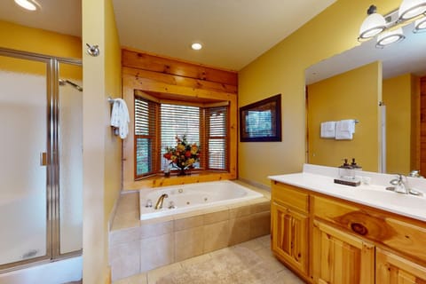 Mtn View Cabin Sleeps 12 Game Room Hot Tub Pool Cabin in Sevier County