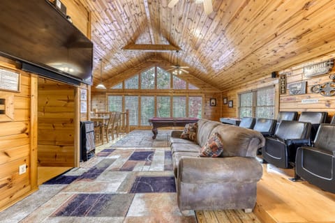 Family Cabin W Mtn View Near Downtown Theater Cabin in Pigeon Forge