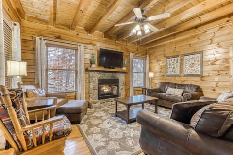 Family Cabin W Mtn View Near Downtown Theater Cabin in Pigeon Forge