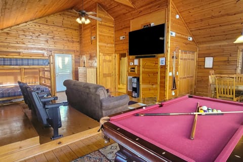 Family Cabin W Mtn View Near Downtown Theater Cabin in Pigeon Forge