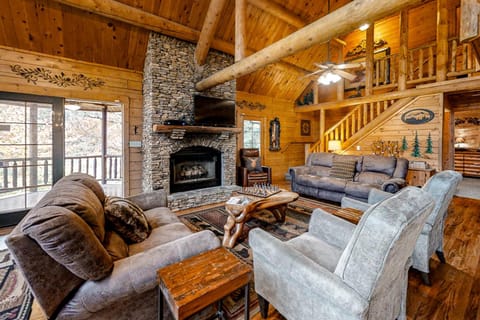 Upscale Cabin W Hot Tub Sleeps 22 Game Room Pool Cabin in Pigeon Forge