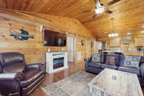 Tranquil Cabin Garage Games Boats Bikes Parking Cabin in Sevierville