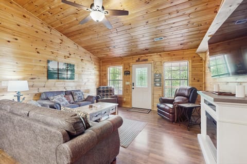 Tranquil Cabin Garage Games Boats Bikes Parking Cabin in Sevierville
